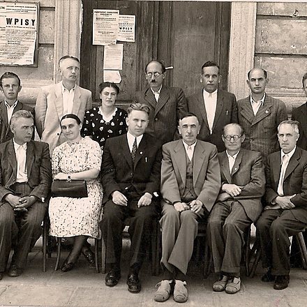 1945 Szk.Zawod.od lewej stoja nn,Skolarczy,nn, Lubowicz, J.Wójcik, nn,nn siedzą Filipek, nn, Rokowska,nn, Burghardt,nn,nn