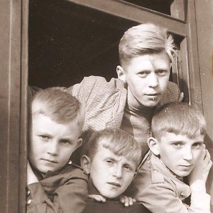 1958. Dwaj dołem z prawej Jacek i Staszek Jurczak.