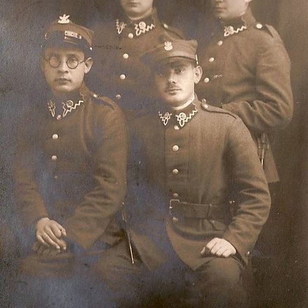 Cieszyn 1929 rok, z lewej siedzi I.Fik, za nim Jasiu0