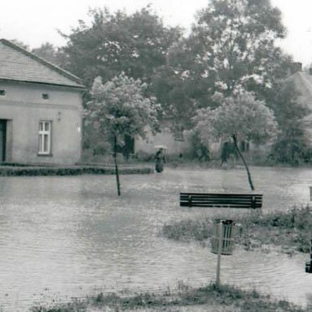 Dwór nad Choczenką w czasie powodzi w głębi po prawej. Lata 40 50. XX wieku