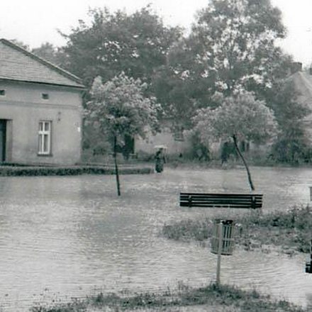 Dwór nad Choczenką w czasie powodzi w głębi po prawej. Lata 40 50. XX wieku0