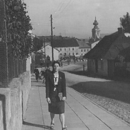 Dzisiejsza ulica Karmelicka, w momencie wykonania zdjęcia (lata 50. bądź 60.) była to ulica Obroń0