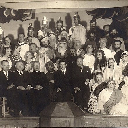 Jasełka w Domu Katolickim. Ks. Świżyk, Mokwa w środku, obok Kotlarczyk.1937.0