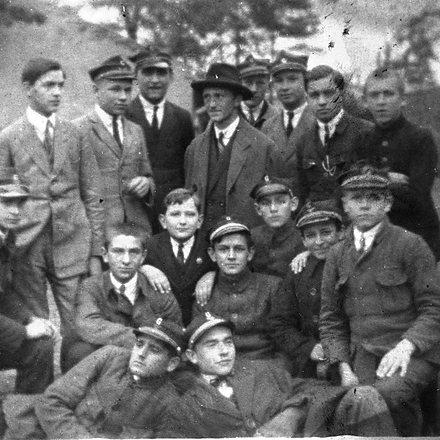 _Klasa VI w 1924 r z prof. Panczakiewiczem0
