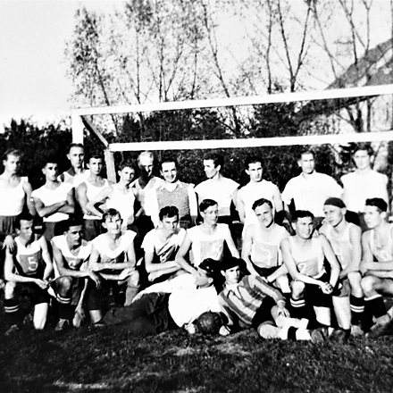 Mecz Gimnazjum-Skawa, w środku K.Foryś 1937