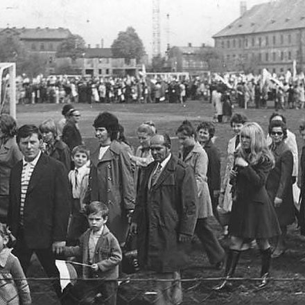 Obchody pierwszomajowe, okolice Herbapolu. Rok 1974. W dzisiejszych czasach stoją w tym miejscu b