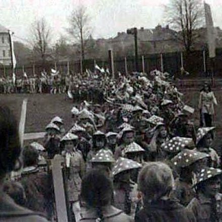 Obchody pierwszomajowe, stare boisko w okolicach Herbapolu. Rok 19700